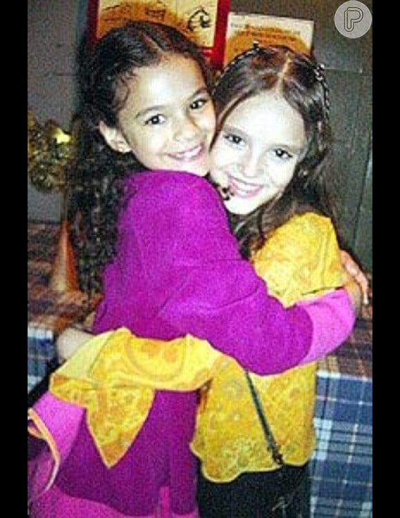 Bruna Marquezine publica foto abraçada com Isabelle Drummond, na infância, em 19 de fevereiro de 2013