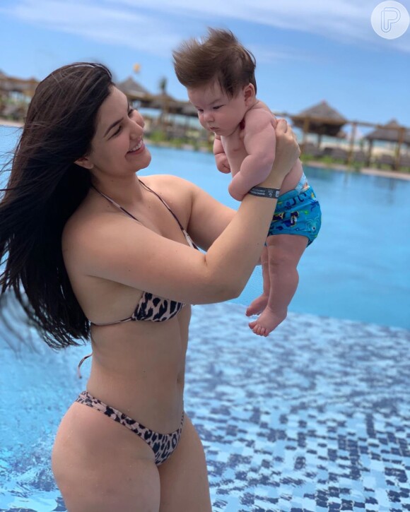 O corpo de Paula Aires recebeu uma chuva de elogios na foto com o bebê de 3 meses