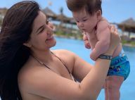 Mulher de Matheus Aleixo, Paula Aires posa com filho em biquíni de animal print