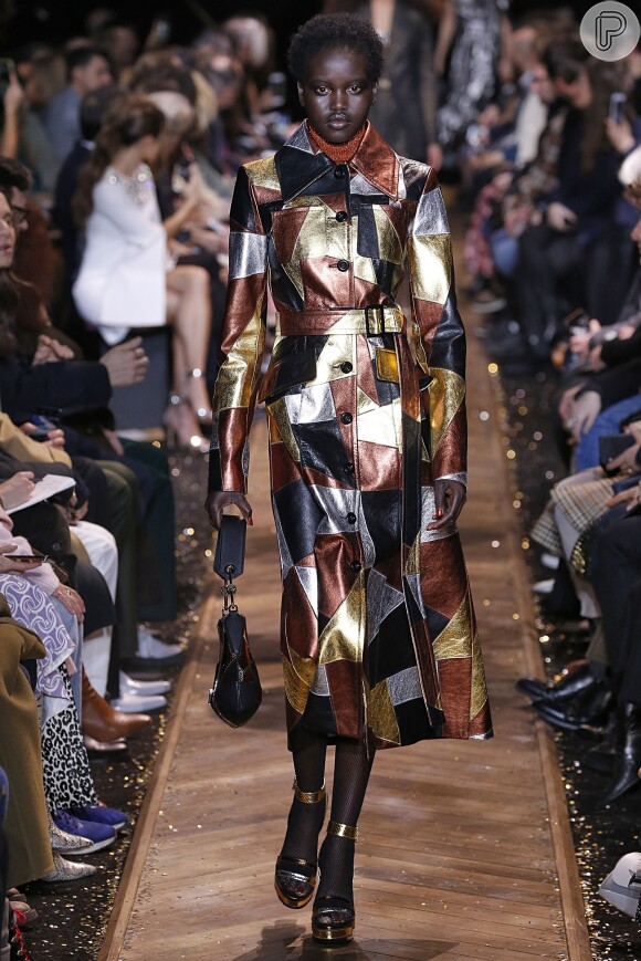 Patchwork é uma das tendências estilo anos 70 desta temporada. O look é Michael Kors