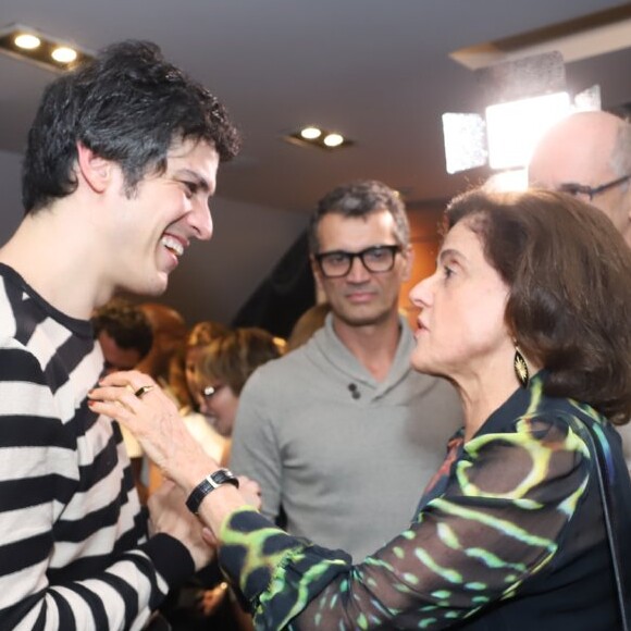 Mateus Solano foi prestigiado por Marieta Severo em pré-estreia da peça 'O Mistério de Irma Vap'
