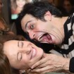 Mateus Solano 'ataca' e beija a mulher, Paula Braun, após estreia de peça. Fotos