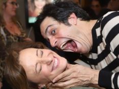 Mateus Solano &#039;ataca&#039; e beija a mulher, Paula Braun, após estreia de peça. Fotos