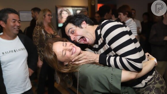 Mateus Solano beijou e 'atacou' a mulher, Paula Braun, em pré-estreia da peça 'O Mistério de Irma Vap', nesta quinta-feira, 20 de junho de 2019