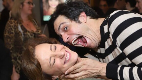 Mateus Solano 'ataca' e beija a mulher, Paula Braun, após estreia de peça. Fotos