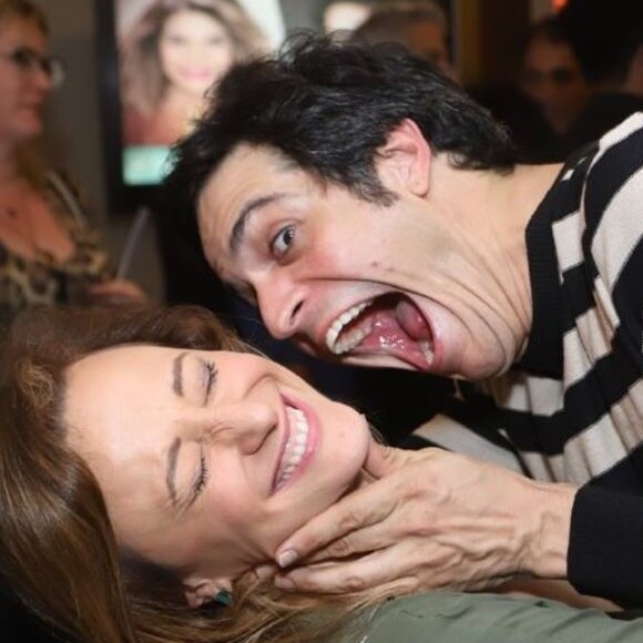 Mateus Solano beijou e 'atacou' a mulher, Paula Braun, em pré-estreia da peça 'O Mistério de Irma Vap', nesta quinta-feira, 20 de junho de 2019