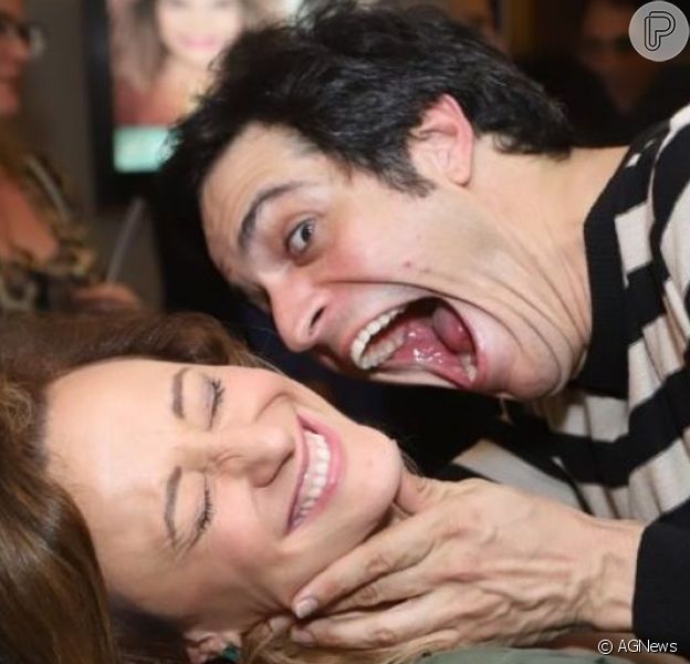 Mateus Solano beijou e 'atacou' a mulher, Paula Braun, em pré-estreia da peça 'O Mistério de Irma Vap', nesta quinta-feira, 20 de junho de 2019