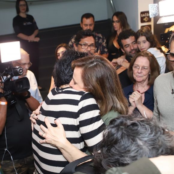 Mateus Solano recebeu a mulher, Paula Braun, napré-estreia da peça 'O Mistério de Irma Vap', no teatro Oi Casagrande, no Leblon, Zona Sul do Rio de Janeiro