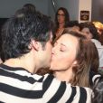 Mateus Solano e a mulher, Paula Braun, trocaram beijos após o ator estrear a peça 'O Mistério de Irma Vap'