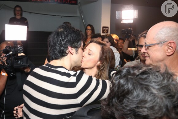 Mateus Solano e a mulher, Paula Braun, trocaram beijos após o ator estrear a peça 'O Mistério de Irma Vap'