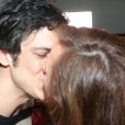 Mateus Solano e a mulher, Paula Braun, trocaram beijos após o ator estrear a nova montagem da peça 'O Mistério de Irma Vap'