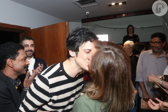 Mateus Solano e a mulher, Paula Braun, trocaram beijos após o ator estrear a nova montagem da peça 'O Mistério de Irma Vap'