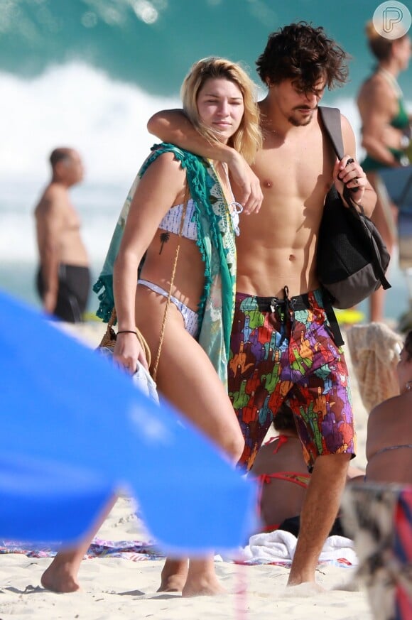 Bruno Montaleone deixou a praia abraçado a loira que o acompanhou na programação