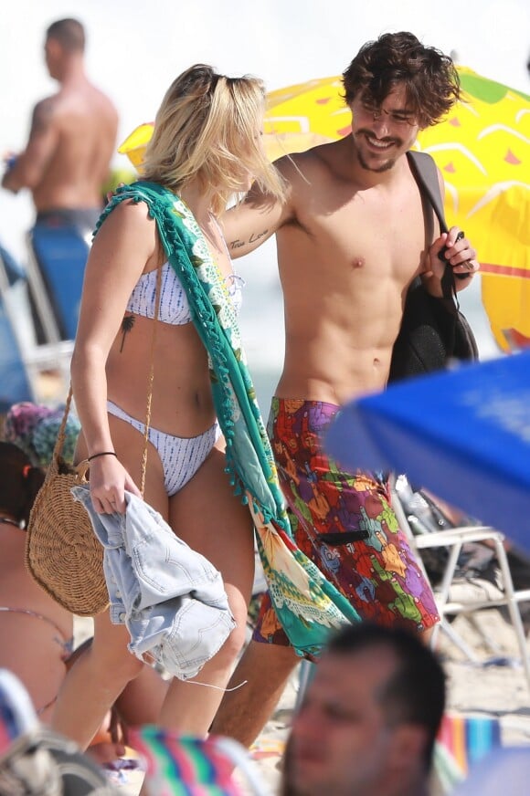 Bruno Montaleone trocou muitos sorrisos com a jovem que o acompanhou na praia da Barra da Tijuca