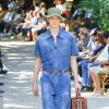 Macacão jeans também já apreceu na coleção masculina de verão 2020 da Fendi