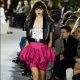Balonê em alta: com jaqueta curtinha na passarela da Louis Vuitton