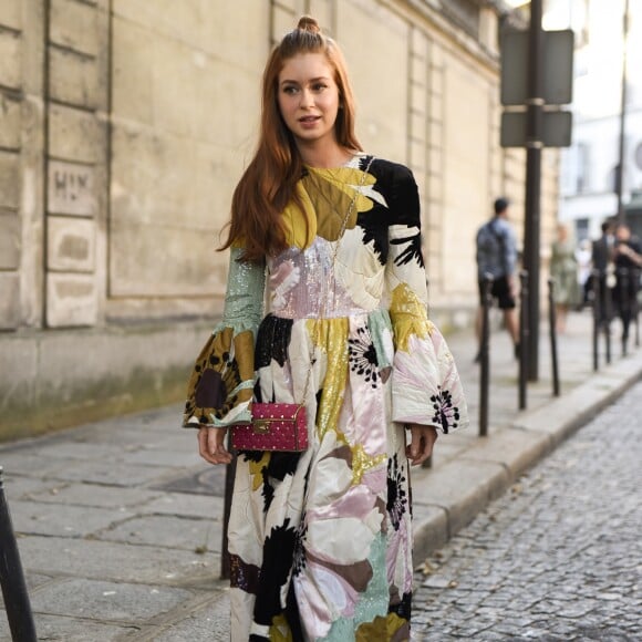 Marina Ruy Barbosa apostou em um longo Valentino com estampa floral e mangas bufantes em desfile da da marca em 2018 na capital francesa