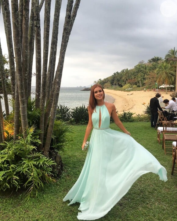 Marina Ruy Barbosa também esbanja estilo em casamento de amigos: para cerimônia perto da praia, a ruiva usou um longo fluido em tom de verde pastel