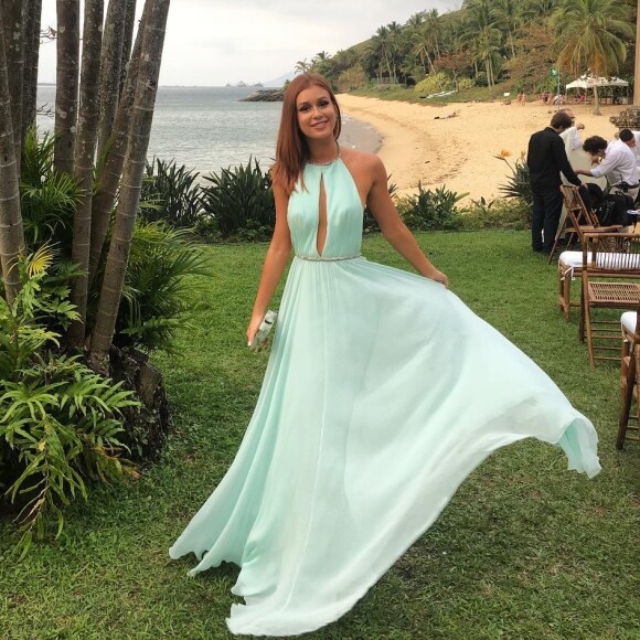 Marina Ruy Barbosa também esbanja estilo em casamento de amigos: para cerimônia perto da praia, a ruiva usou um longo fluido em tom de verde pastel