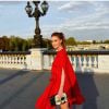 Marina Ruy Barbosa, na semana de Moda de Paris em 2018, deu um show de estilo com o curto vermelho com amarração frontla