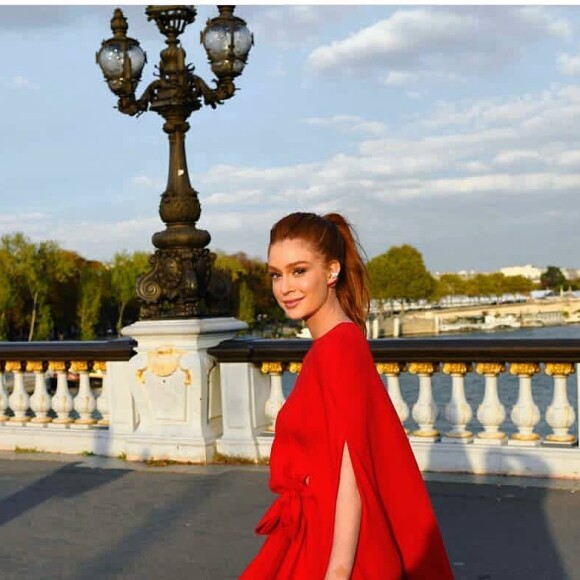 Marina Ruy Barbosa, na semana de Moda de Paris em 2018, deu um show de estilo com o curto vermelho com amarração frontla
