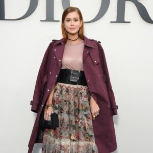 Marina Ruy Barbosa, em 2018, combinou saia com bordados florais e blusa nude, além de um trench coat vinho