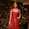 Marina Ruy Barbosa, para participar da premiação do Emmy 2017 em Nova York, elegeu um Valentino com lantejoulas