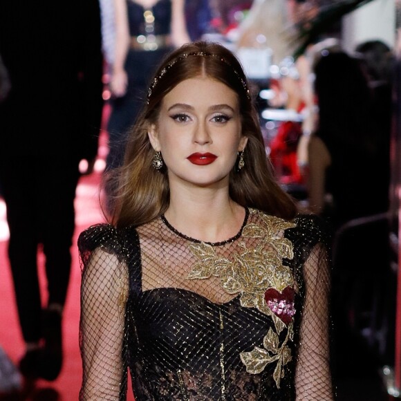 Marina Ruy Barbosa desfilou com um look preto com detalhes em dourado pela Dolce e Gabbana em setembro de 2017