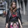 Marina Ruy Barbosa, em look streetstyle em setembro de 2017 em Milão, usou vestido de renda com bordados florais, slippers de salto e jaqueta com pedraria 