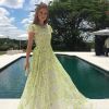 Marina Ruy Barbosa escolheu um vestido Maison Valentino com detalhes em verde para casamento de amigos em que foi madrinha em 2016
