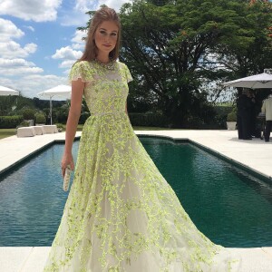 Marina Ruy Barbosa escolheu um vestido Maison Valentino com detalhes em verde para casamento de amigos em que foi madrinha em 2016