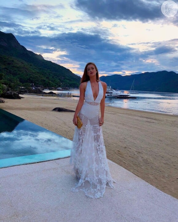 Marina Ruy Barbosa usou vestido com transparência para comemorar o Ano Novo à beira-mar