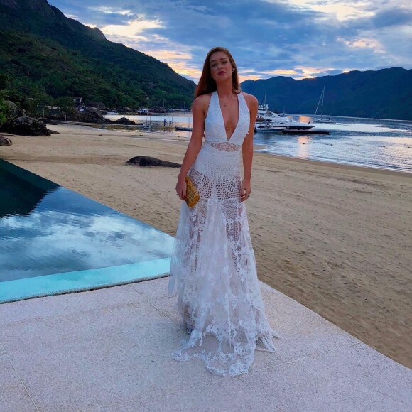 Marina Ruy Barbosa usou vestido com transparência para comemorar o Ano Novo à beira-mar