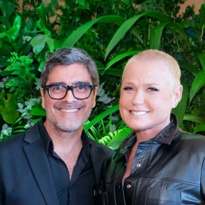 Xuxa Meneghel foi ao apartamento de Sabrina Sato conhecer Zoe na companhia do namorado, Junno Andrade