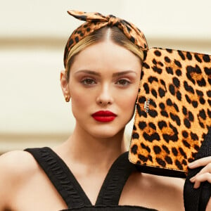 Tiara e bolsa animal print: Isabelle Drummond usa as principais tendências de moda do inverno 2019 em campanha