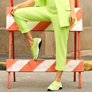 Isabelle Drummond mostra que o tênis neon pode compor looks estilosos com peças fluorescentes também