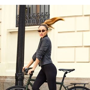 Tênis vermelho como ponto de cor no look de Isabelle Drummond