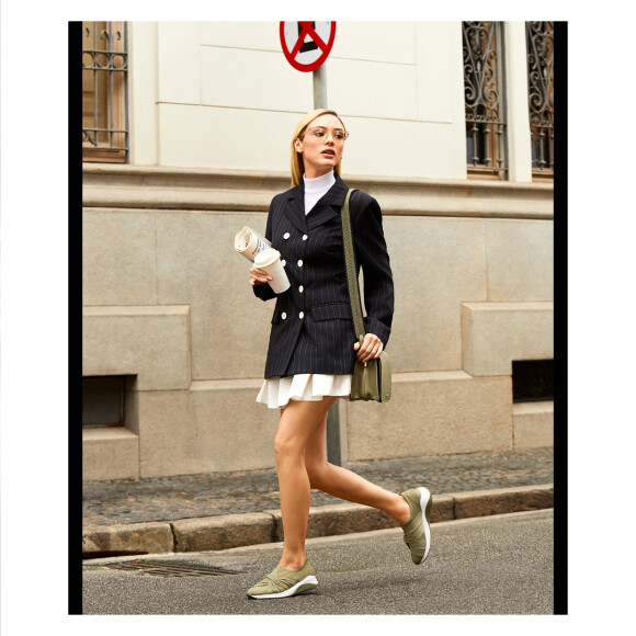 Blazer preto, bolsa e tênis verde militar: um dos looks chiques e sofisticados de Isabelle Drummond na campanha de moda