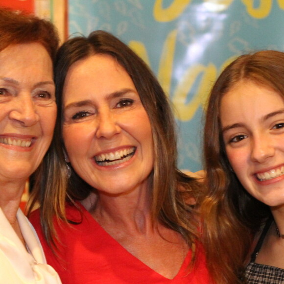 Susana Naspolini impressionou pela semelhança com a mãe e a filha, Júlia, de 13 anos, ao lançar sua biografia nesta quinta-feira, 27 de junho de 2019