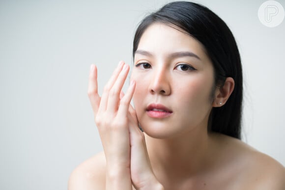Quem pretende tratar acnes severas no inverno também pode apostar no ácido azelaico, que tem propriedades antibacterianas e anti-inflamatórias