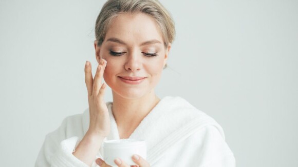 Dermatologista indica os melhores ácidos para cuidar da pele no inverno