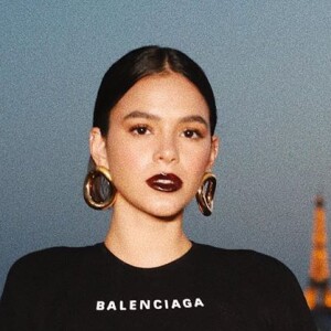 Bruna Marquezine brilha com look moderno e descolado total black em Paris