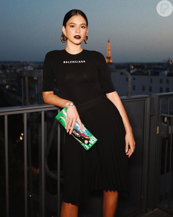 Bruna Marquezine brilha com look moderno e descolado total black em Paris