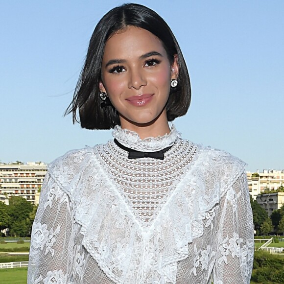 Bruna Marquezine se diverte pelas ruas de Paris durante desfile de moda Miu Miu