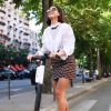 Bruna Marquezine, de minisaia e corturno, se arrisca com patinete elétrico em Paris
