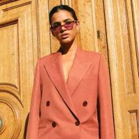É trend! Bruna Marquezine escolhe look terracota grifado para desfile em Paris