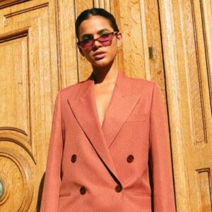 Bruna Marquezine usa look terracota em desfile de grife em Paris, em 30 de junho de 2019