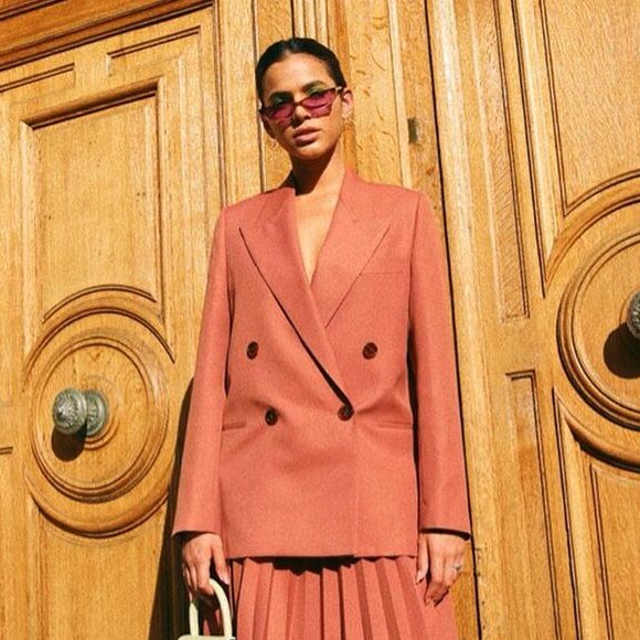Bruna Marquezine usa look terracota em desfile de grife em Paris, em 30 de junho de 2019