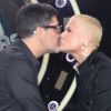 Xuxa Meneghel beija o namorado, Junno Andrade, ao lançar 5ª temporada do 'Dancing Brasil'