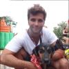 Bruno Gagliasso posa com cadelinha que precisa ser adotada